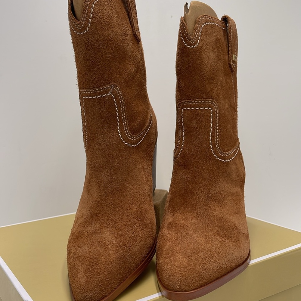 Michael Kors WAVERLY HEELED BOOTIE JUNGLE SUEDE
49F4WVME6S
LUGGAGE - Picture 6 of 16